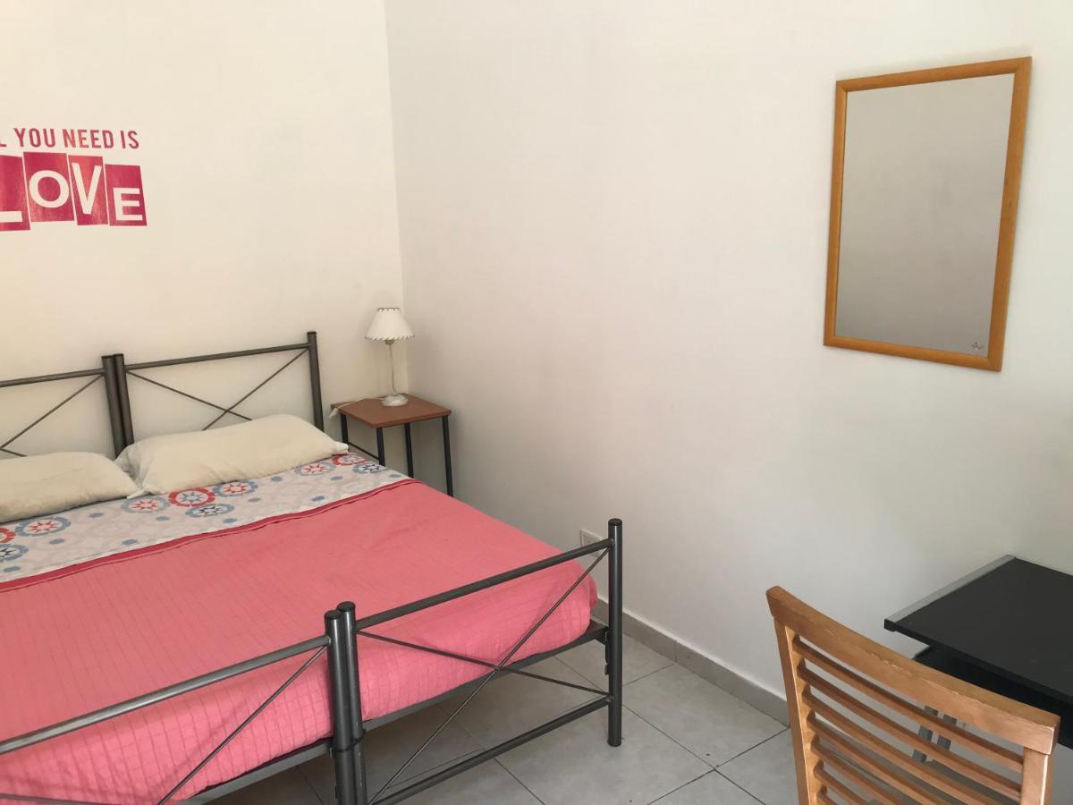 Quarto Duplo Standard com Banheiro Compartilhado